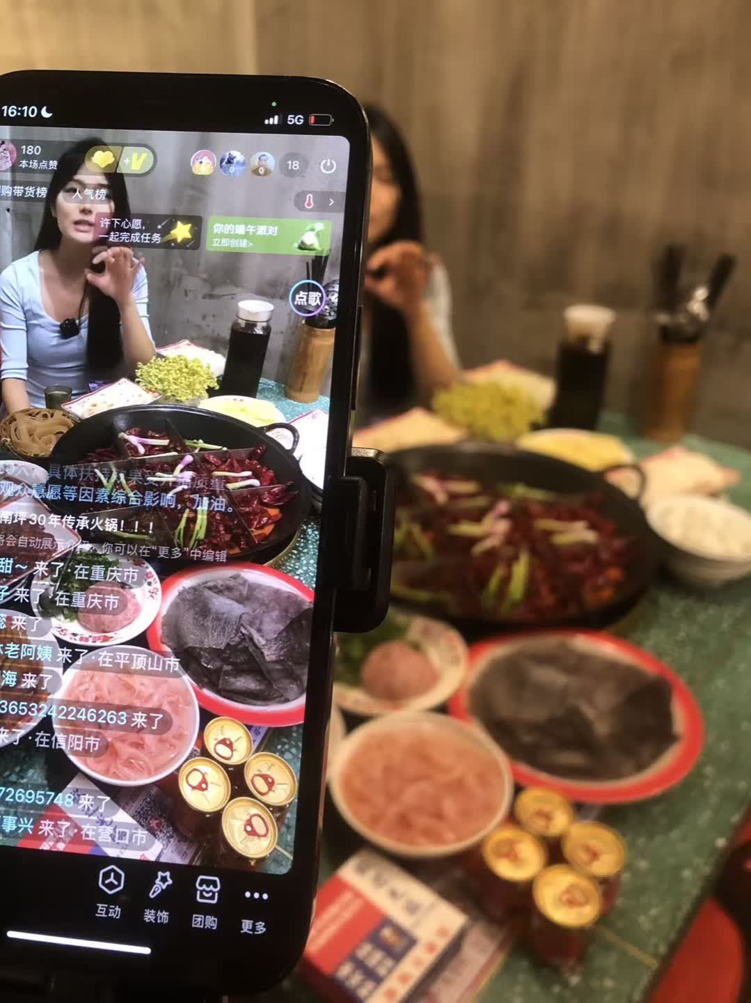餐饮现场直播工作照